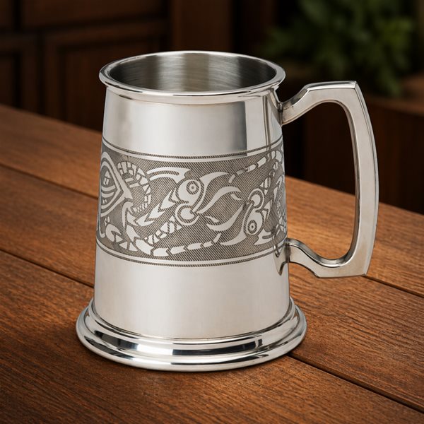 1 pint pewter tankard with serpent band design